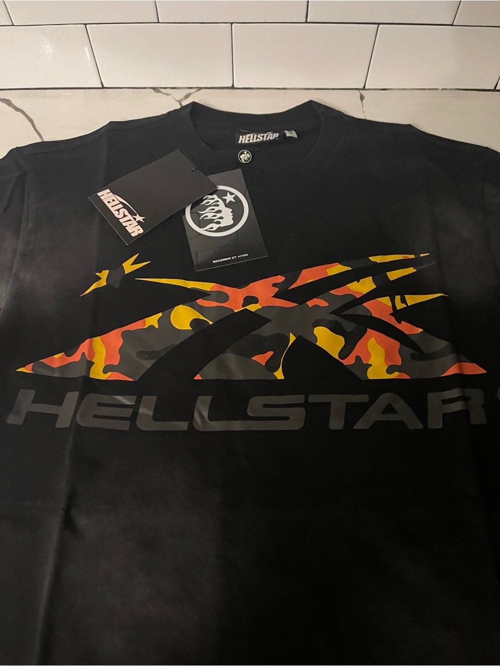 Mens Graphic Design Tee Size S. - Picture 4 of 6